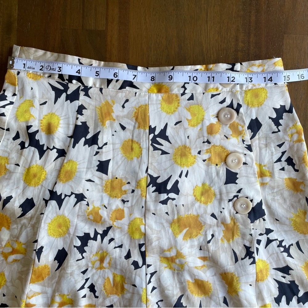 Zara A- Line Daisy Mini Skirt in Yellow and White | Medium - Picture 3 of 7